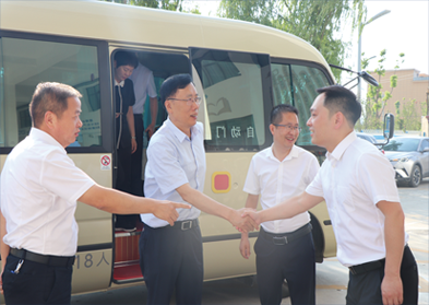 省政協(xié)副主席魏增軍一行青創(chuàng)協(xié)會(huì)委員工作室調(diào)研指導(dǎo)工作。安康市政協(xié)主席周建功、安康市委常委、副市長(zhǎng)陳暉陪同調(diào)研